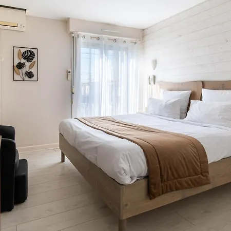 Hotel De La 3*