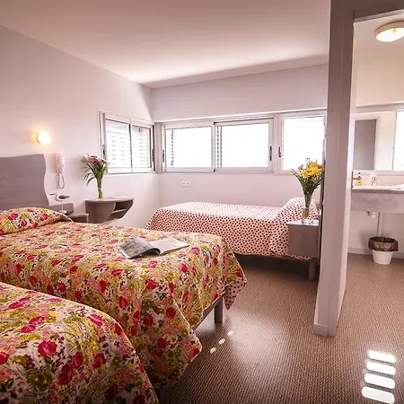 Hotel De La 3*